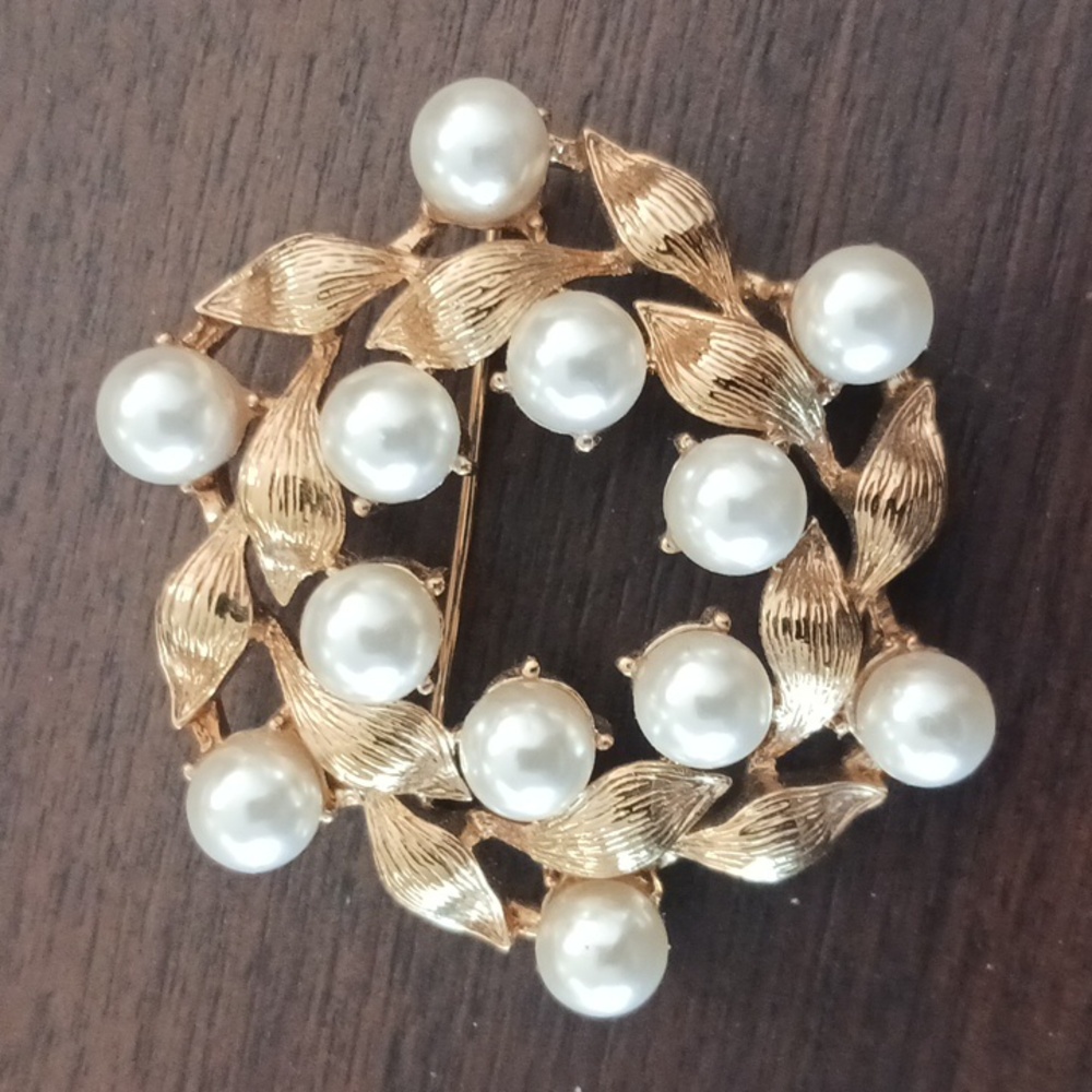 Napier signed Brooch gold tone with faux pearls 2 inch round